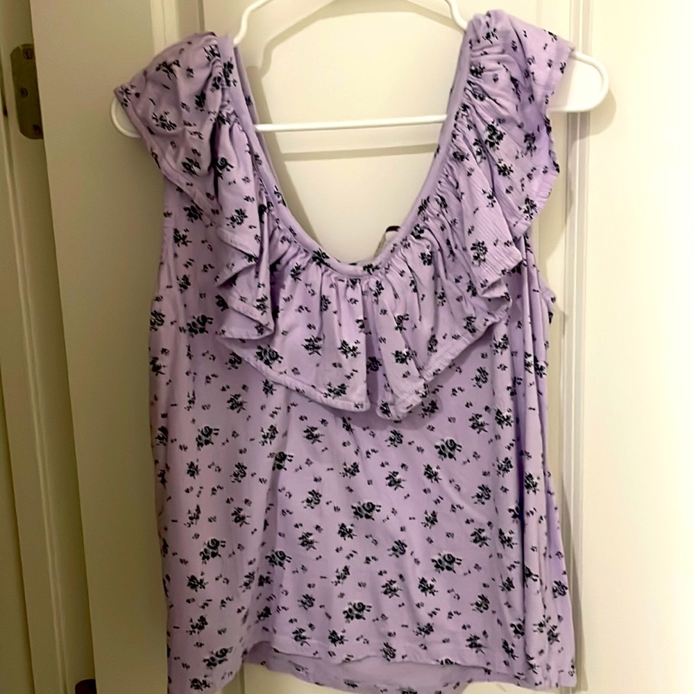 Loft cute ruffle top!